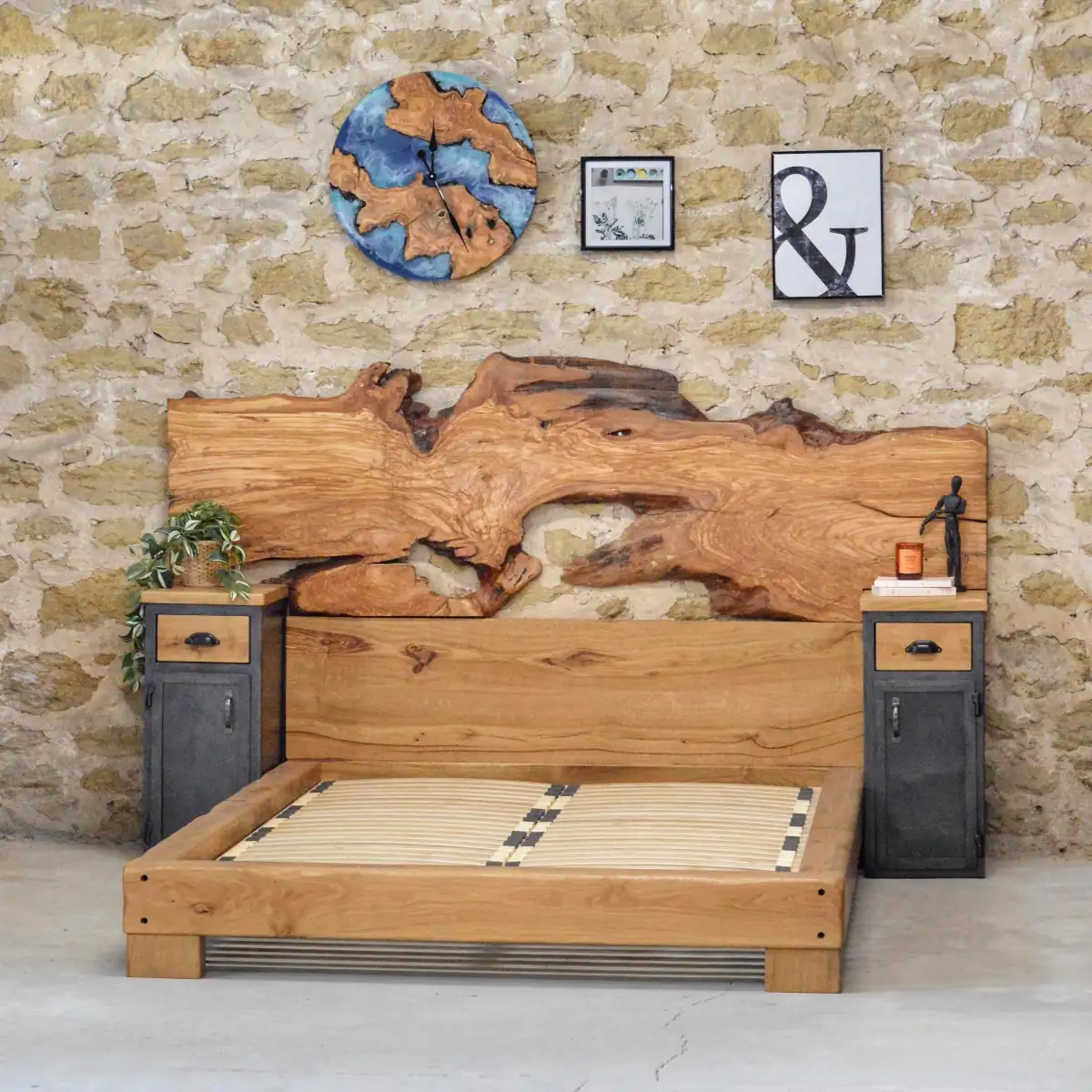 Ensemble lit et tables de chevet