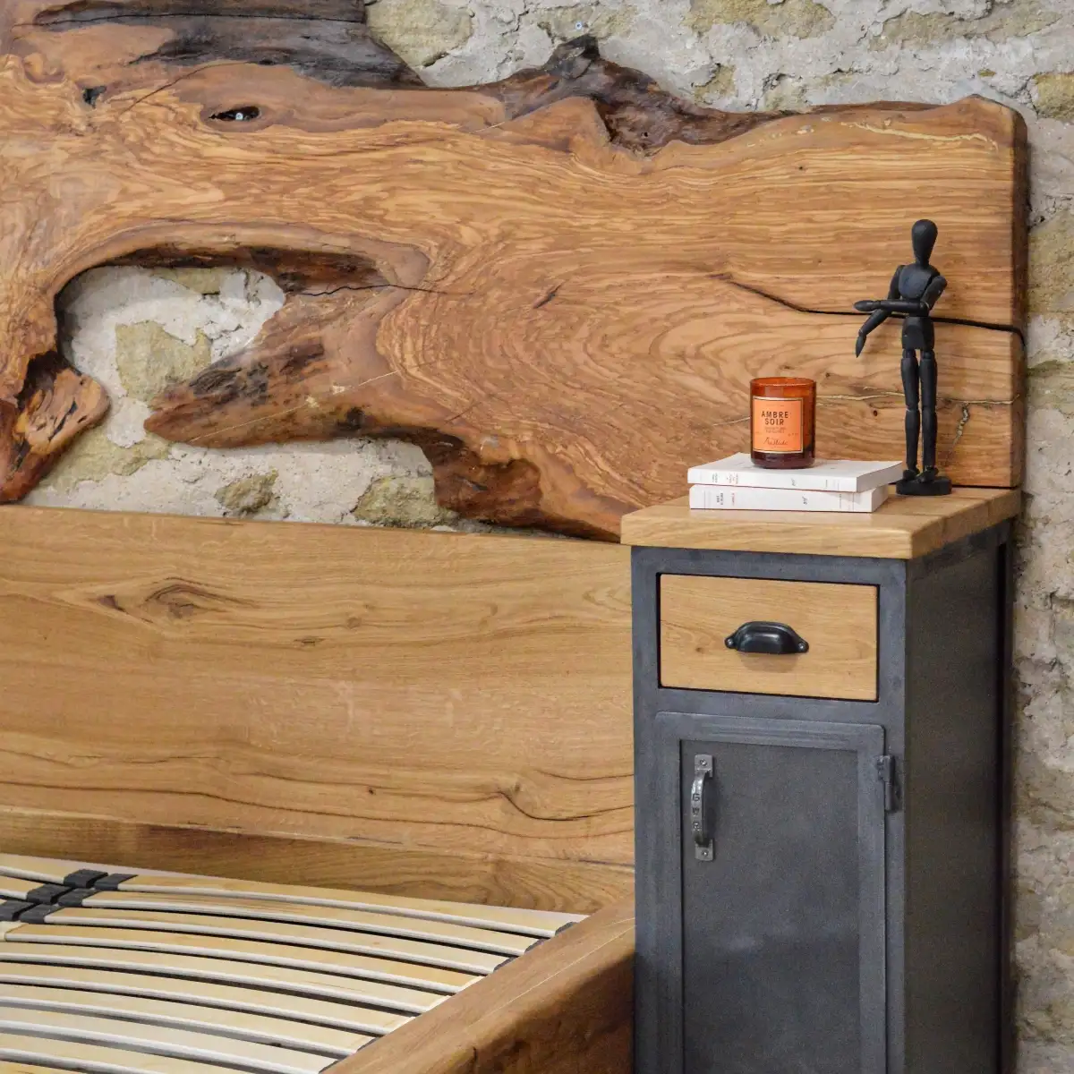 Ensemble lit et tables de chevet